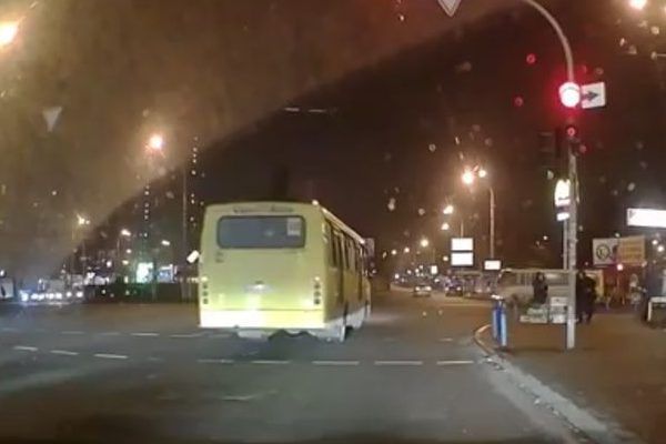 У Києві маршрутка з пасажирами перетнула 6 смуг на червоне світло нарушение пдд