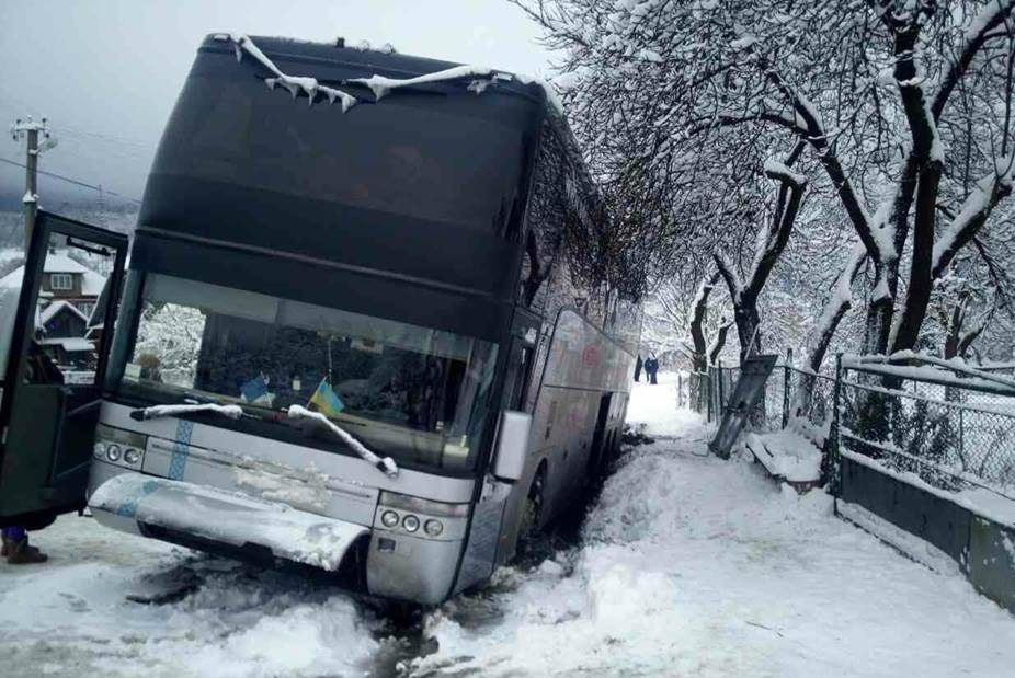 На Закарпатті автобус з пасажирами злетів у кювет Автобус