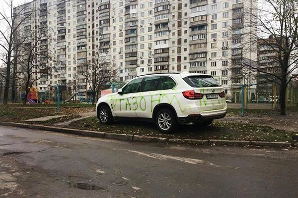 Водієві BMW жорстоко помстилися за парковку на газоні