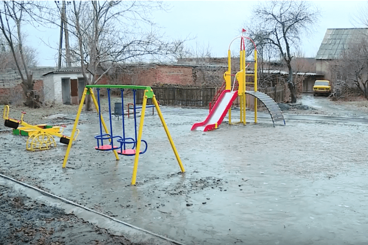 У Запоріжжі дитячий майданчик встановили в багнюці