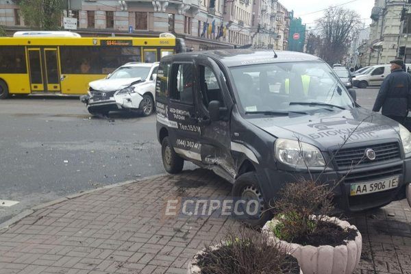 Жінка ледь встигла відскочити: у Києві після ДТП Fiat відкинуло на тротуар дтп в киеве