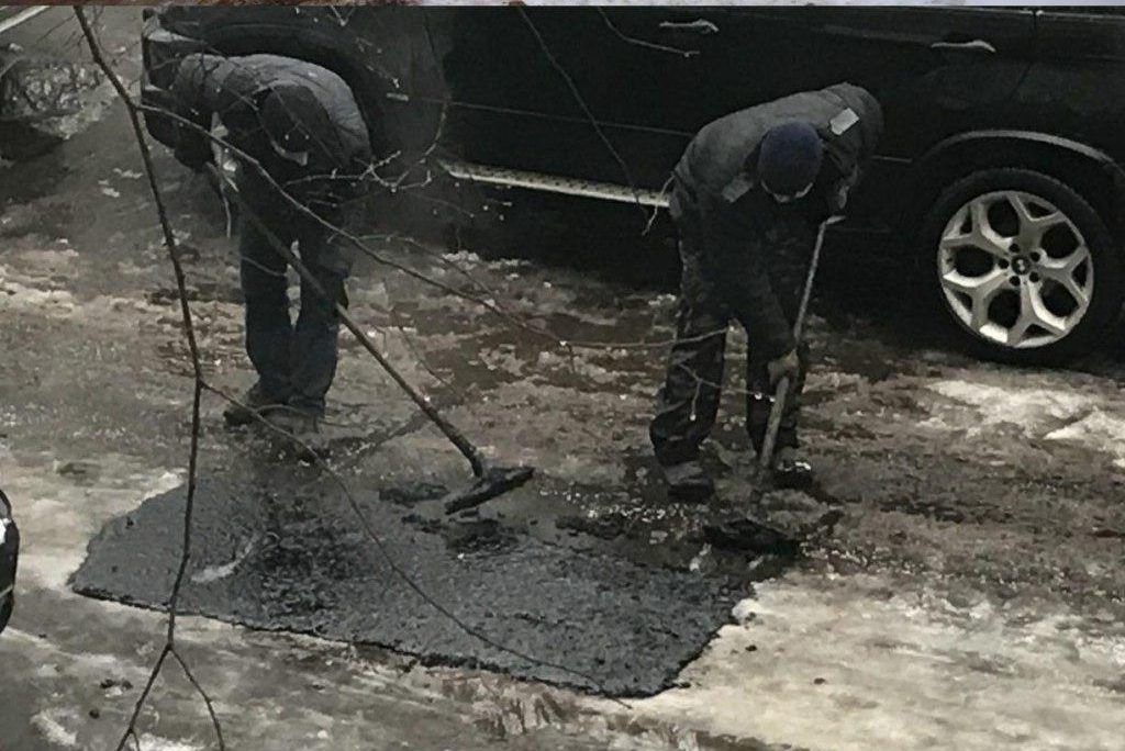 У Москві комунальники кладуть асфальт на сніг Кладуть асфальт