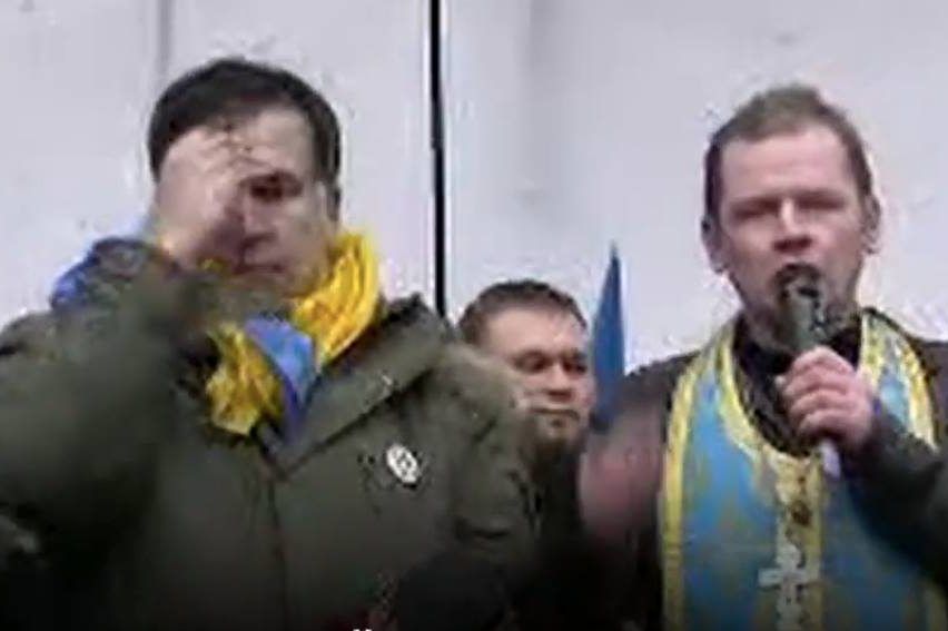 Саакашвілі зі священиком хреститься біля Ради