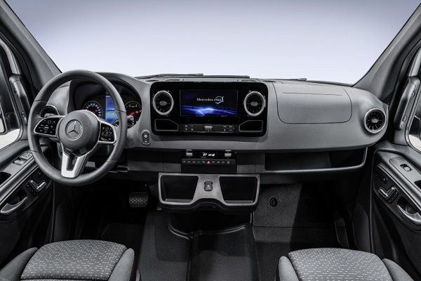 Mercedes дражнить знімками салону нового Sprinter 2019