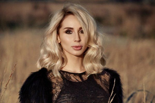 Лобода впустила мікрофон у натовп посеред пісні лобода
