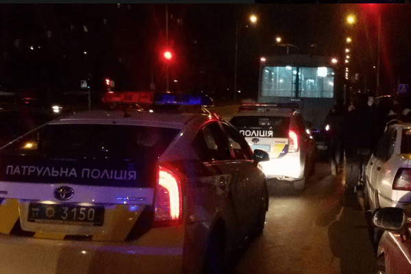 В Киеве пассажиры подрались в троллейбусе – весь салон в крови (18 )