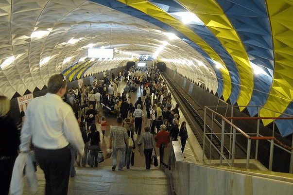 Полностью обнаженный мужчина проехался в метро Харькова (18 )