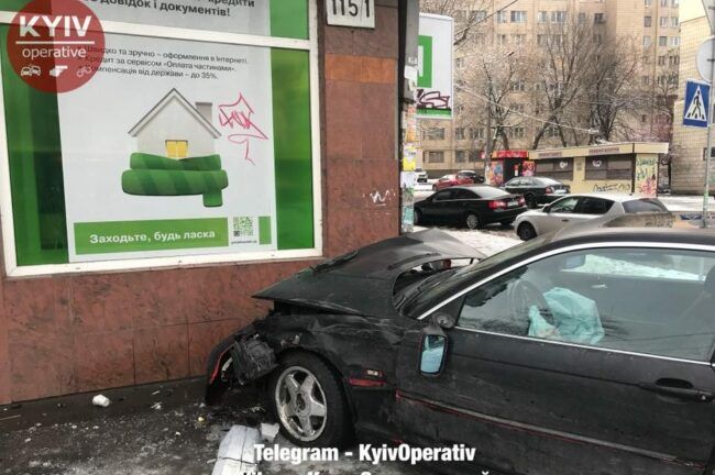 На Подоле BMW на евробляхах врезался в жилой дом