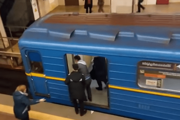 Обнаженному мужчине не дали угнать поезд метро в Киеве (18 )