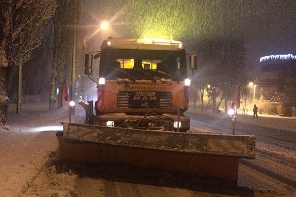 Киев в снегу: на дороги выехало 300 единиц спецтехники