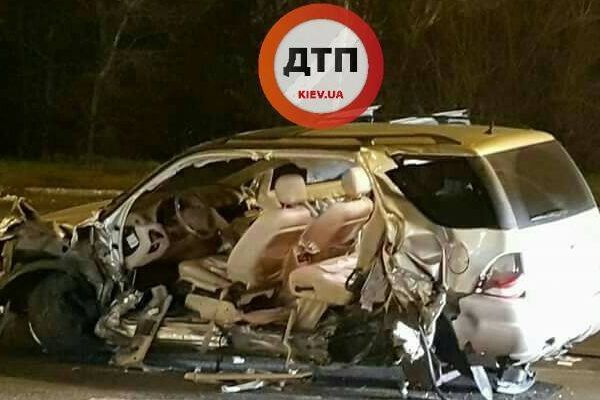 Уламки розкидало на десятки метрів: масштабна ДТП у Києві ДТП
