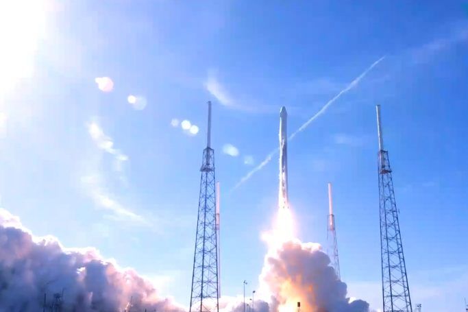SpaceX відправила в космос 2 тонни продуктів