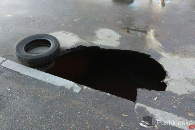 В Одесі провалився асфальт на 4 метри