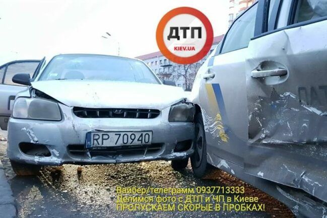 У Києві таксист врізався в авто патрульних, є постраждалі
