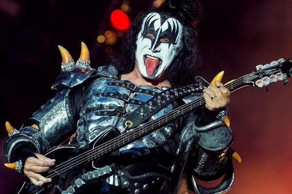 Поклав руку на коліно: засновника гурту Kiss звинуватили в домаганнях