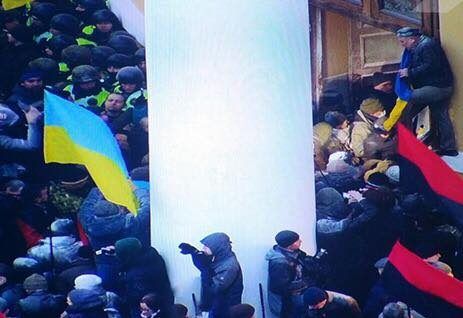 Под Октябрьским дворцом пострадали более 30 правоохранителей — Нацполиция