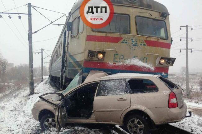 Під Києвом поїзд протаранив і протягнув авто 200 м. Водій живий