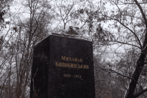 Вандали вкрали 100-кілограмове бронзове погруддя Коцюбинського Могила Коцюбинського