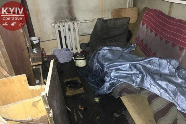 В Киеве мужчина развел костер посреди квартиры