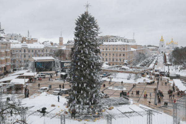 Головна ялинка України за 4 години до запалення вогнів Ялинка
