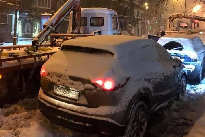 У Києві евакуюють автомобілі, які заважають прибирати сніг