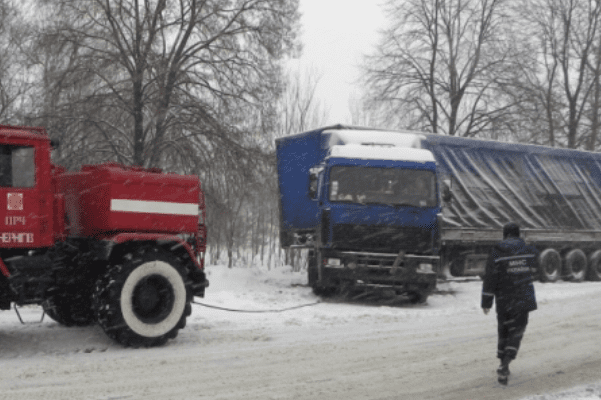 Сугробы на трассах Украины: водителей спасает полиция и ГСЧС (ОНЛАЙН) Затори