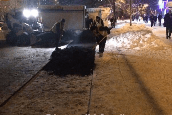 В Киеве коммунальщики положили асфальт на снег