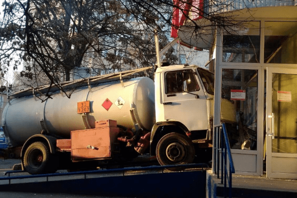 В Одессе бензовоз протаранил машины и въехал в магазин