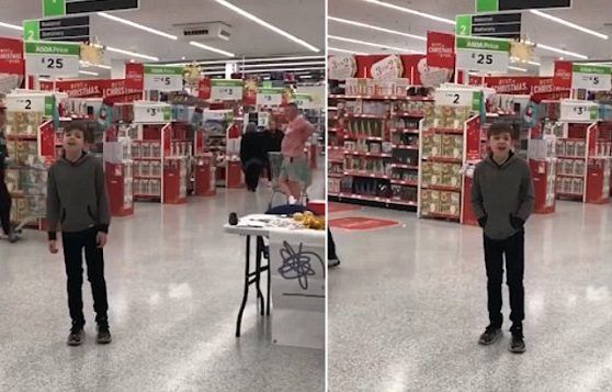 Мальчик-аутист спел в супермаркете и покорил соцсети англия