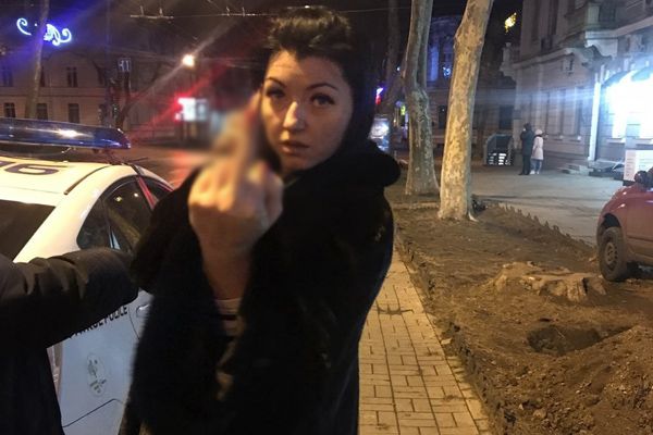 В Одессе пьяная чиновница нарушала ПДД и материла патрульных (18 )