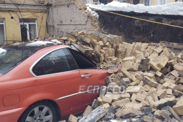 Обвал стены в центре Киева Обвал стіни