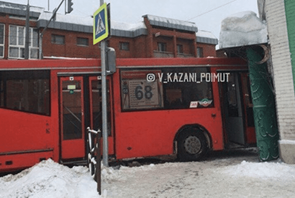 В Казани автобус протаранил мечеть