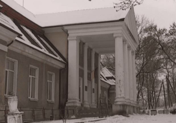 Невыносимый запах и плесень — как выживают родители заробитчан