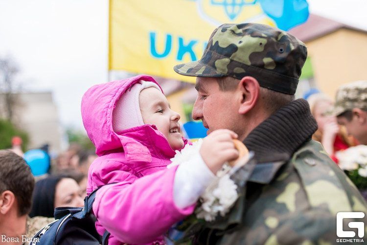 Зустрінь своїх! Украинцы идут в Борисполь встречать освобожденных из плена бойцов