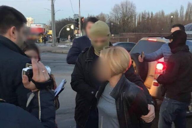 Авто и 5 тыс. грн — под Киевом за взятку задержали чиновницу
