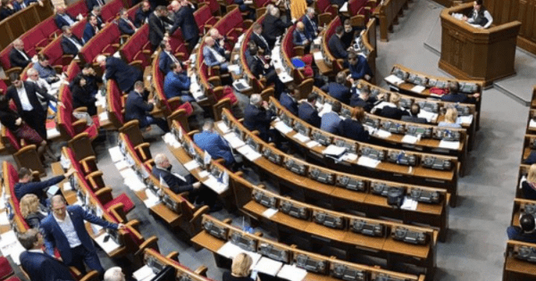 Чим запам‘яталася нинішня сесія Ради: бійки, демарші та перемоги Рада