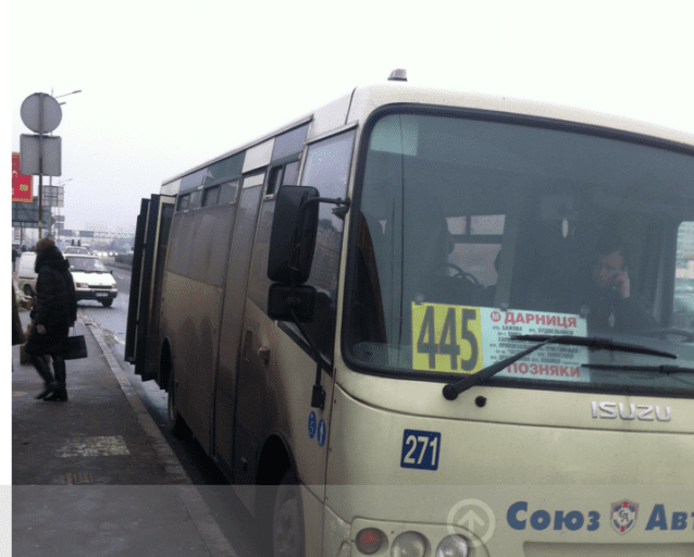 З вітерцем! У Києві маршрутка везла пасажирів із відчиненими дверима Фото 1 З вітерцем! У Києві маршрутка везла пасажирів із відчиненими дверима Фото 1