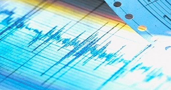 Землетрус у Греції: глибокі тріщини в асфальті і відключення світла