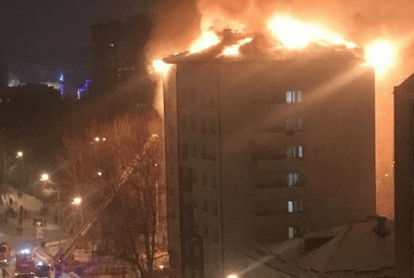 Потужна пожежа у 9-поверховому будинку у Тюмені. Евакуйовано 138 людей