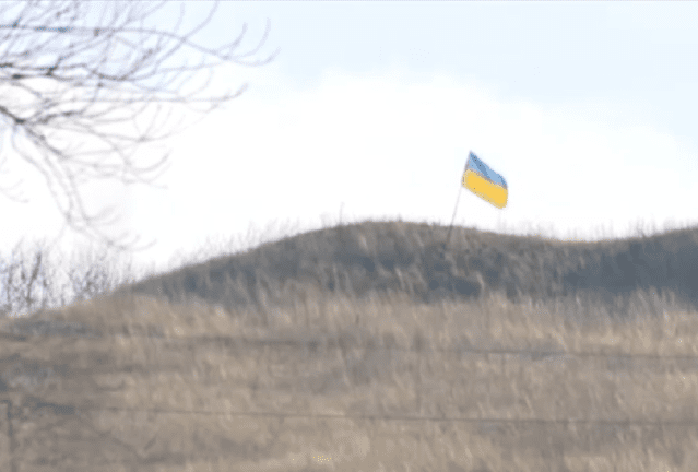 Щоб не забували чия земля! Бійці АТО встановили український стяг на лінії розмежування