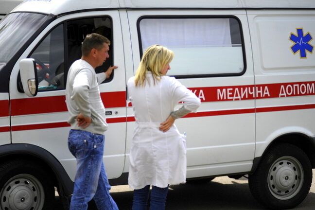 В Тернополе мужчина в машине скорой избил медсестру
