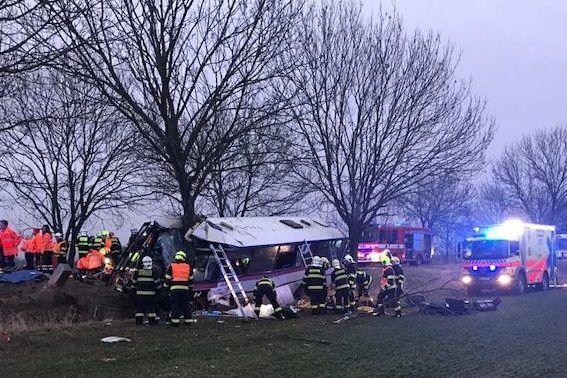 Біля Праги розбився пасажирський автобус: троє загиблих, десятки поранених