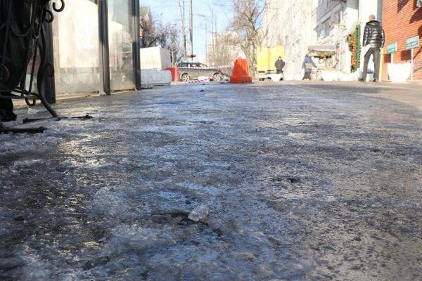 Центр Києва перетворився на ковзанку через прорив труби прорыв трубы