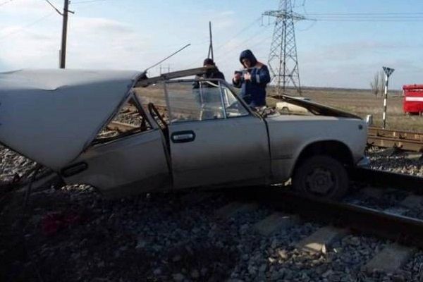 Дивом вижили: на Запоріжжі поїзд розірвав ВАЗ
