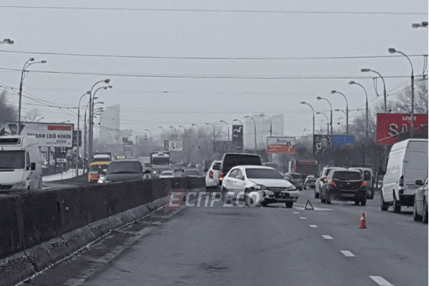 У Києві масштабна ДТП: зіткнулися тролейбус і 4 авто