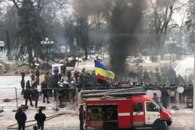 Дым и потасовка: под Радой пытались сжечь флаг России
