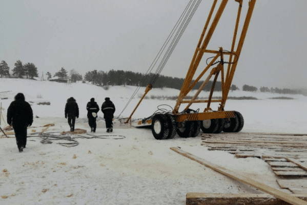 У Росії бензовоз пішов під лід, прихопивши автокран і трактор