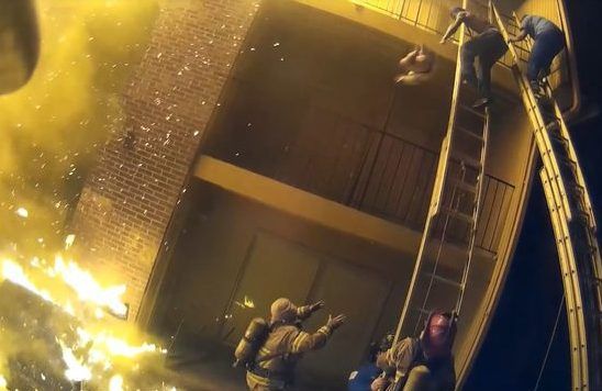 Пожежний спіймав дівчинку, скинуту з 3 поверху палаючого будинку пожар