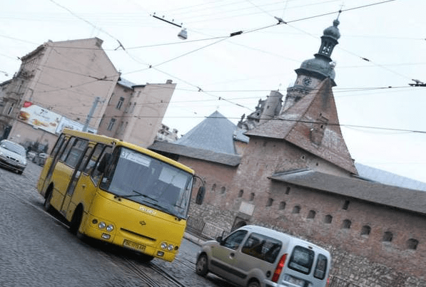 Полювання на маршрутки у Львові: місту загрожує транспортний колапс Маршрутка