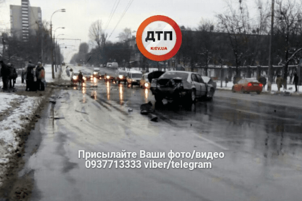 На авто після зіткнення впав стовп, постраждали люди